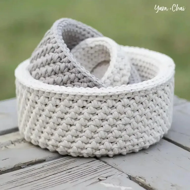 A set of three crochet baskets in different sizes, perfect for storage and home organization.