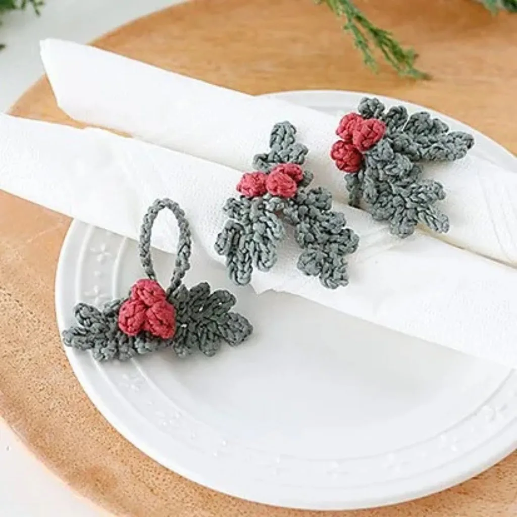 Two napkins decorated with crochet rings in a white plate.