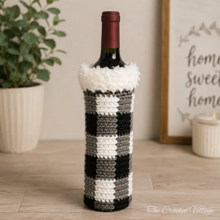 Wine bottle in a crochet bag with faux fur trim, featuring festive Christmas colors.