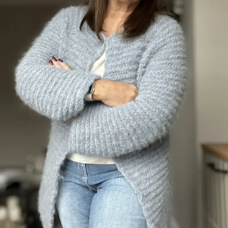 A women wearing a simple long crochet cardigan
