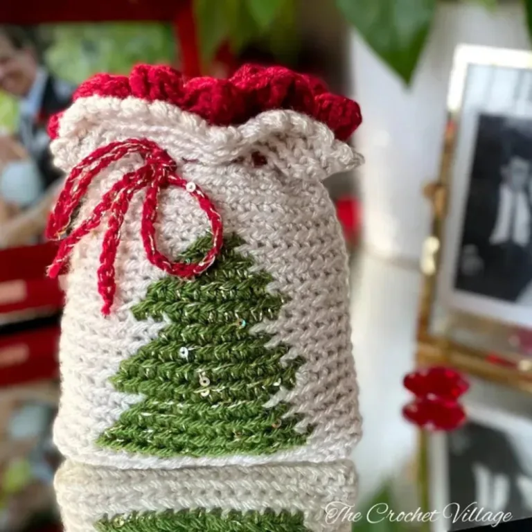 A crochet mini gift bag featuring a cute Christmas tree motif.