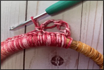  Close-up showing how to crochet a Solomon’s Knot stitch