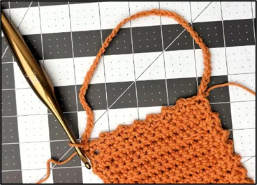 Joining the handles of the crochet back scrubber, Papaya Spa Set free pattern.