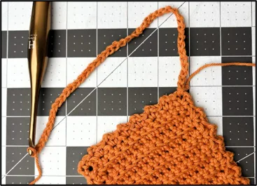 crocheting the first handle of the Papaya Spa Set back scrubber, free crochet pattern