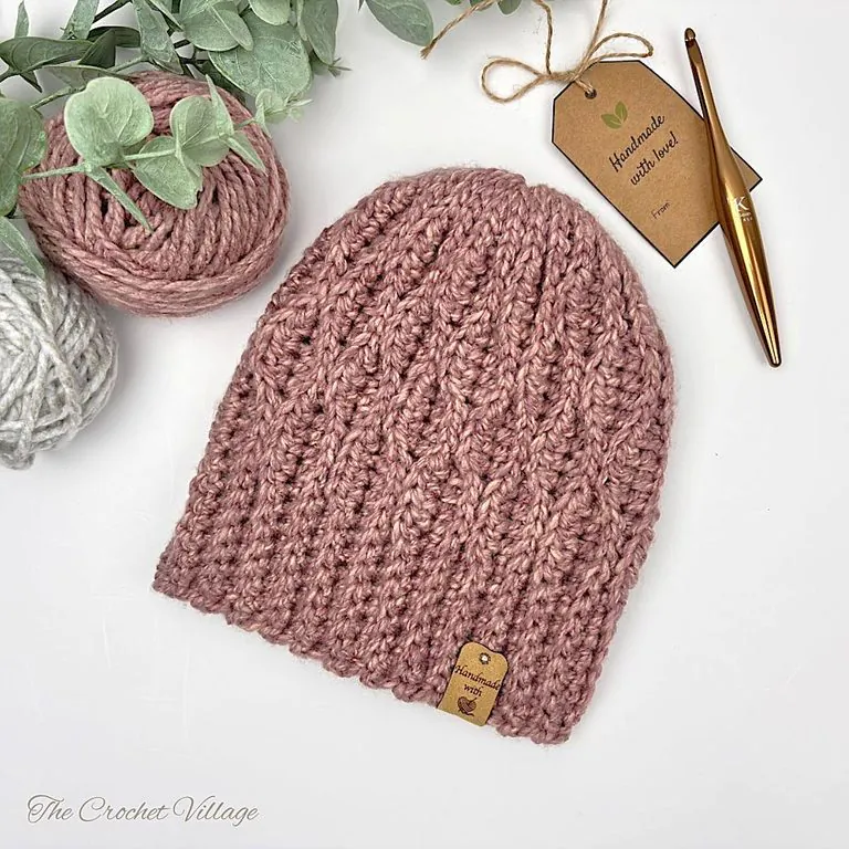 Dusty pink chunky crochet beanie without pom-pom – Geniva Hat free chunky crochet hat pattern styled with yarn and crochet hook